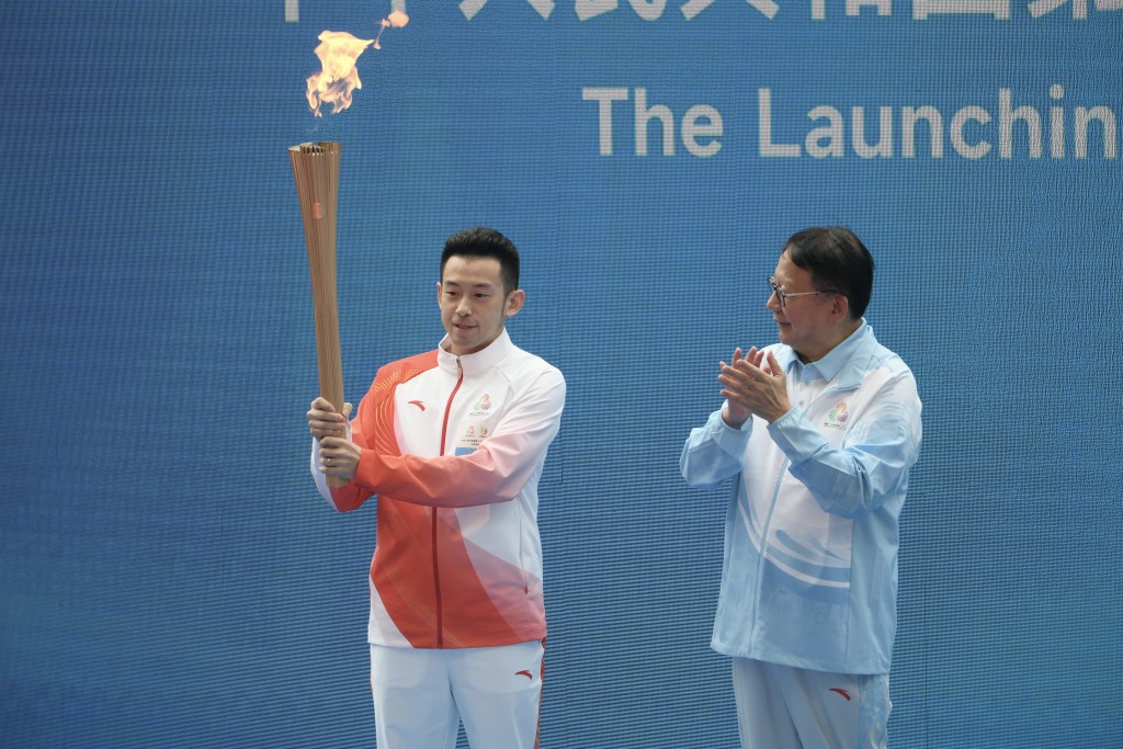 第一棒火炬手黃鎮廷上台點燃,傳遞儀式正式開始。陳浩元攝 第一棒火炬手黃鎮廷上台點燃,傳遞儀式正式開始。陳浩元攝