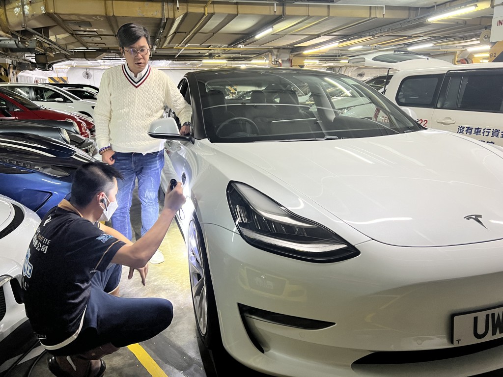 香港驗車創辦人朱祖恩(白衫) 稱，電動車主要檢驗電池的狀態。