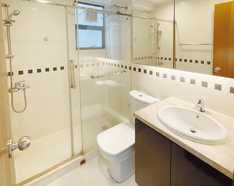 浴室基本设备齐全，明厕有助空气流通。