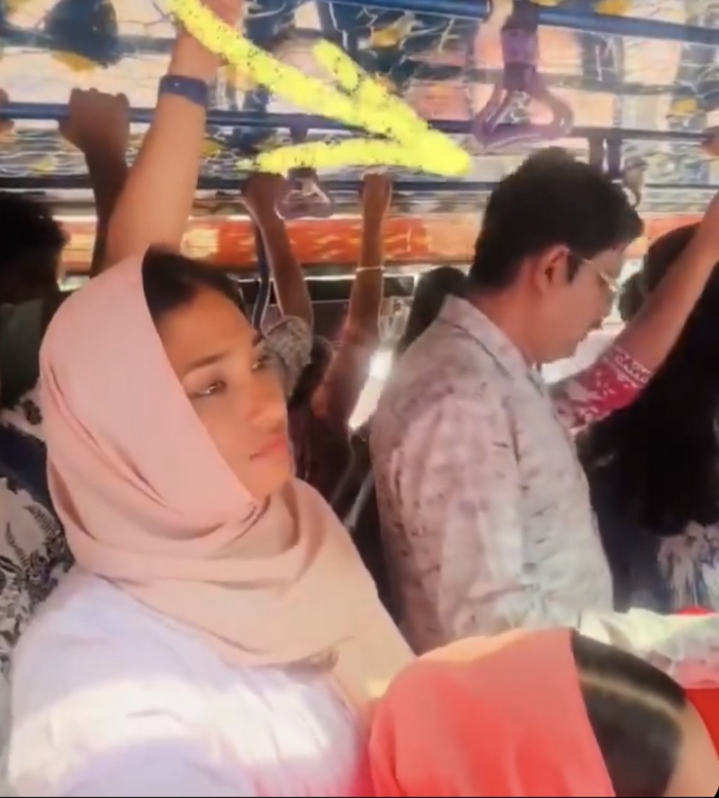 在網傳影片中,穆斯塔法與迪帕克原本有些距離。 在網傳影片中,穆斯塔法與迪帕克原本有些距離。