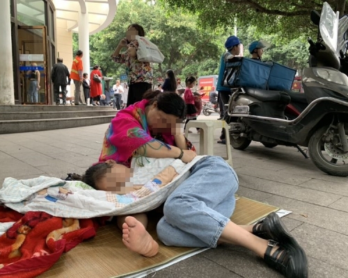 有市民到戶外避難，在街上席地而睡。　網上圖片