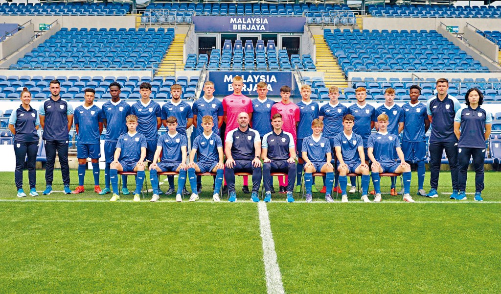 杨乐言（后排右一）在卡迪夫城大合照。