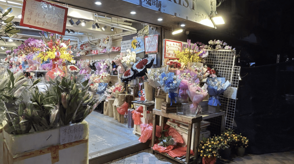 其他花店同樣擺滿花束吸客。蔡楚輝攝