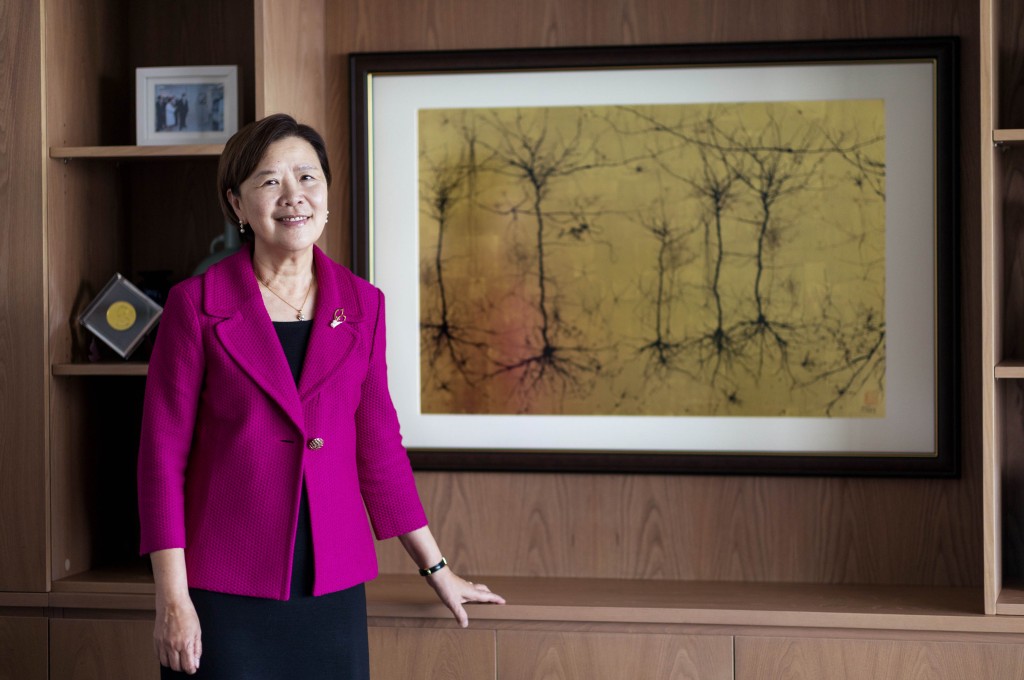 懸於校長辦公室後方的，是由著名神經科學家Greg Dunn於2013年送贈給葉玉如的腦神經構造手繪臨摹圖。