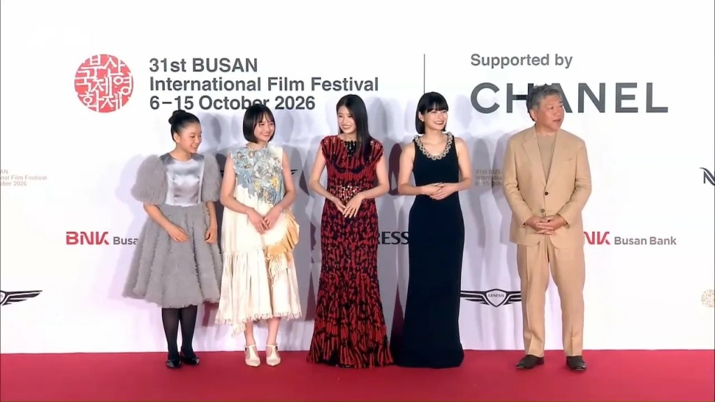 《Look Back驀然回首》導演是枝裕和率領蒔田彩珠(右二)、出口夏希(中)等亮相釜山。 《Look Back驀然回首》導演是枝裕和率領蒔田彩珠(右二)、出口夏希(中)等亮相釜山。