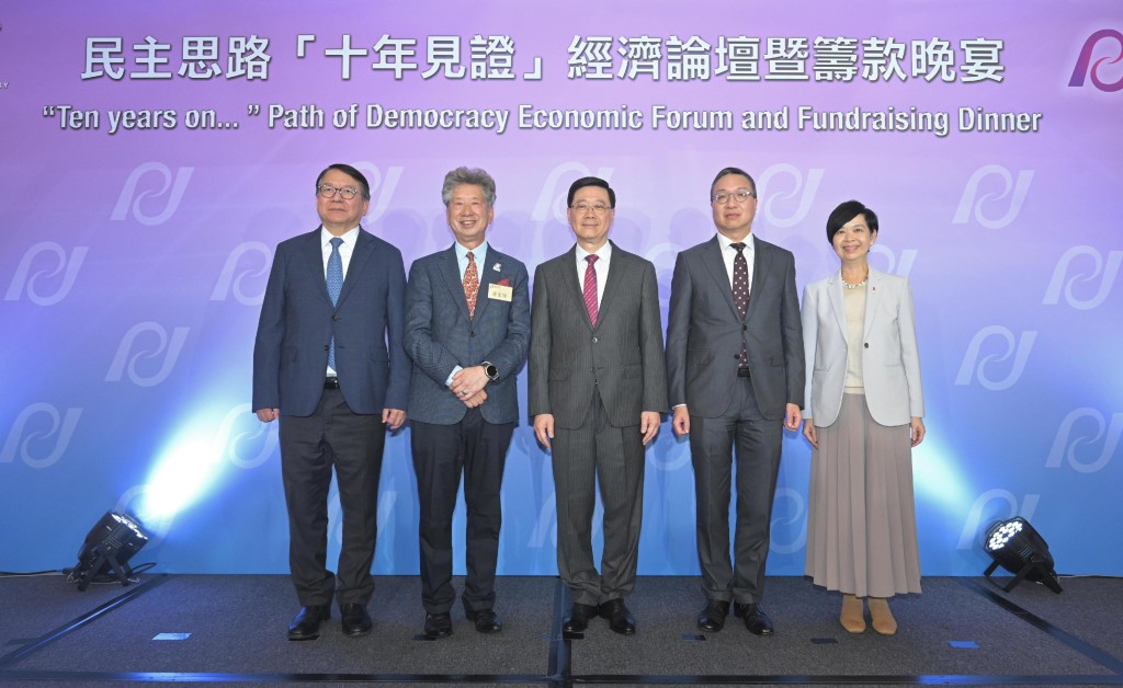 行政長官李家超(中)、政務司司長陳國基(左一)、律政司司長林定國(右二)及房屋局局長何永賢(右一)出席晚宴。政府新聞處 行政長官李家超(中)、政務司司長陳國基(左一)、律政司司長林定國(右二)及房屋局局長何永賢(右一)出席晚宴。政府新聞處