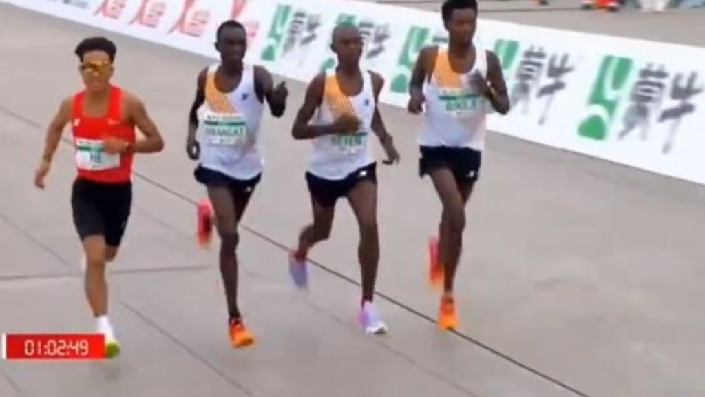 3名非洲跑手遭网民质疑在冲刺阶段“让赛”何杰。