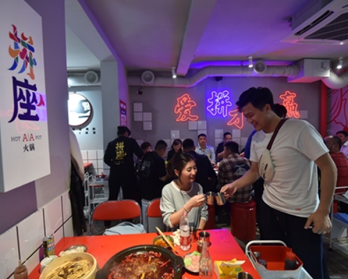 火鍋店「拼座」被捧為「聯誼天堂」。網圖