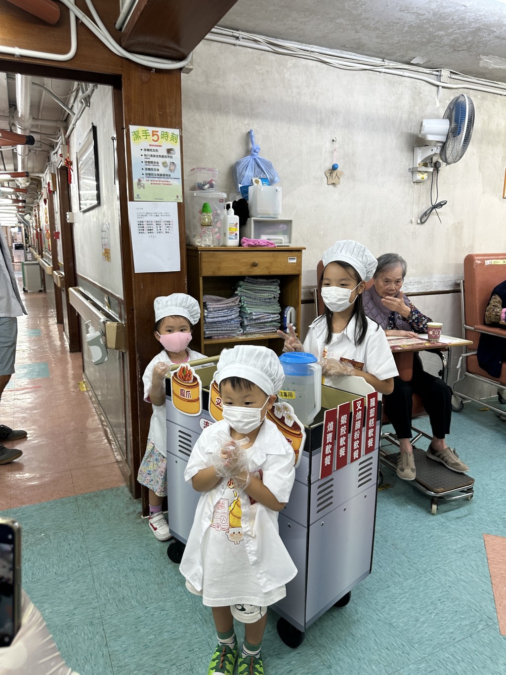 茶樓有「點心車」,令長輩們更投入於這次飲茶活動。(圖片來源:The Project Futurus) 茶樓有「點心車」,令長輩們更投入於這次飲茶活動。(圖片來源:The Project Futurus)