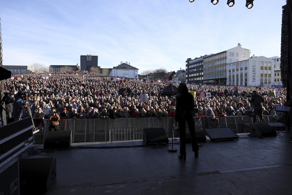 冰島女性全國罷工爭取女性工資平等。美聯社