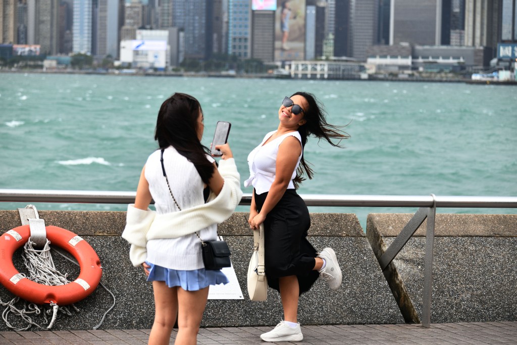 現時不同電腦模式之間對此低壓區的發展速度及環流大小仍存在分歧。資料圖片 現時不同電腦模式之間對此低壓區的發展速度及環流大小仍存在分歧。資料圖片