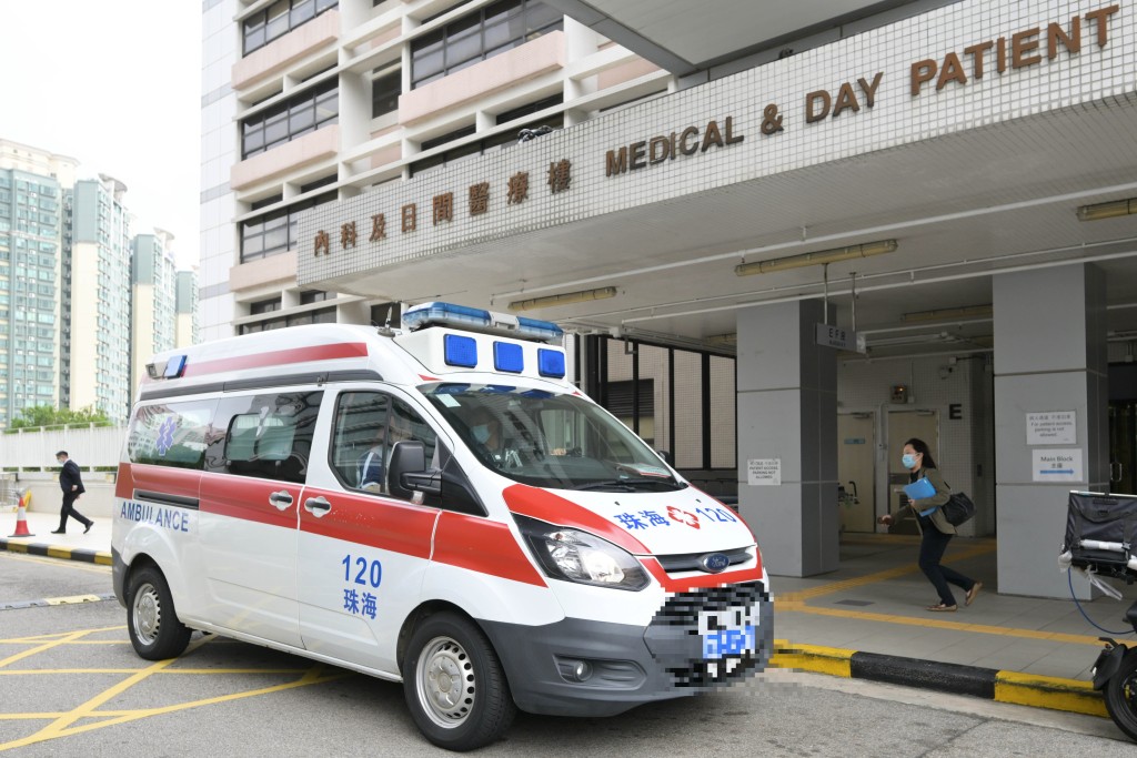日前參與雙向轉運演練的珠海跨境救護車模擬運送病人離開香港瑪嘉烈醫院，前往珠海市人民醫院。政府新聞處圖片