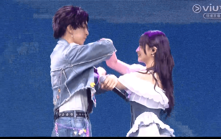 Dave與Sica唱出《In Your Eyes》。