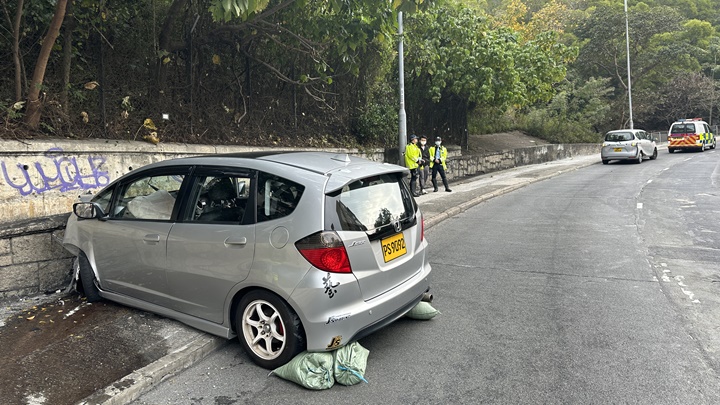 私家車失控撞壆。
