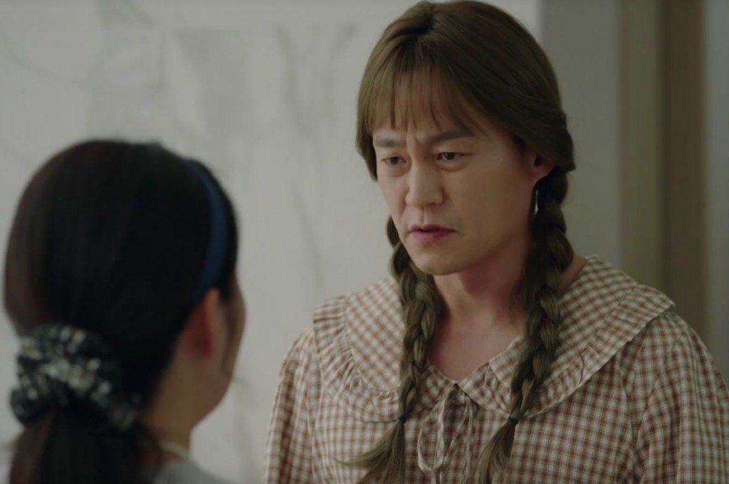 戴假髮扮女人，認為要做就盡力做。