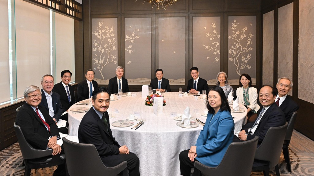 行政長官李家超主持特首顧問團午餐會議,以聽取顧問團成員就今年《施政報告》的意見,7月9日舉行的第1場會議。左六為前國際貨幣基金組織副總裁和中國人民銀行副行長的朱民。政府新聞處圖片