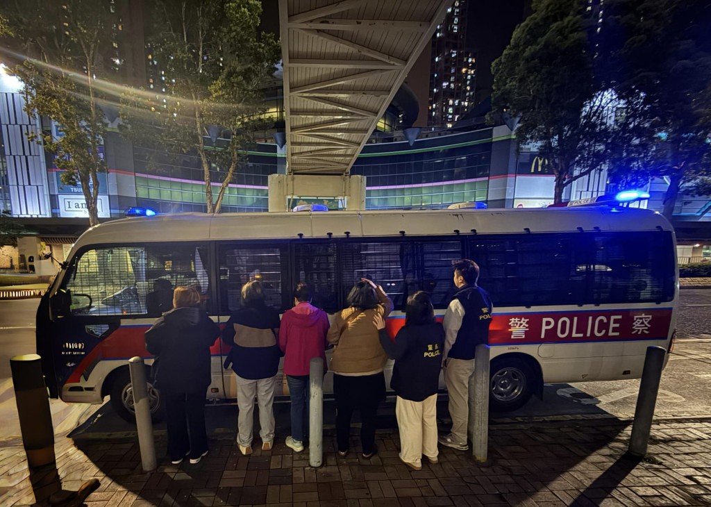 警將軍澳打擊非法聚賭 公園內拘1男4女。警方圖片