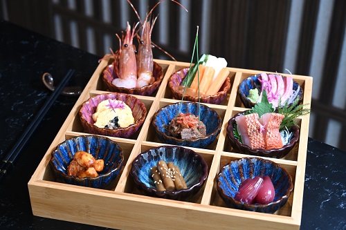 九宮格 $300九宮格裏面是漬物、野菜、鮮魚刺身及甜蝦等前菜，精緻小巧、吸睛可口。