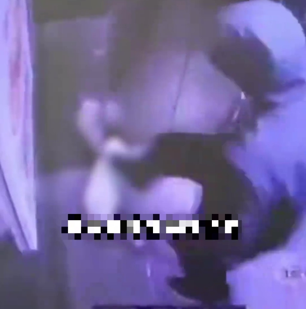 河南冷血母子升降机接力狂踩流浪猫致死，闭路电视揭恶行。
