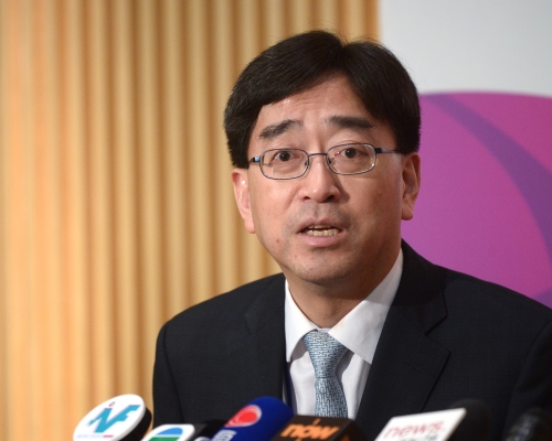 食物及衛生局長高永文不擔心擴大煙包忠告面積令私煙數目上升。