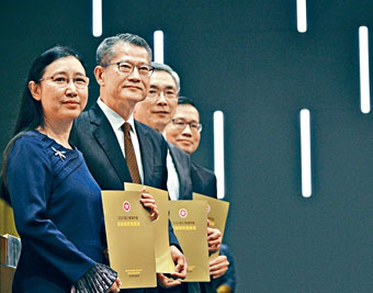 財政司司長陳茂波(左二)在最新一份《預算案》中,向全民派錢及推多項派糖措施。