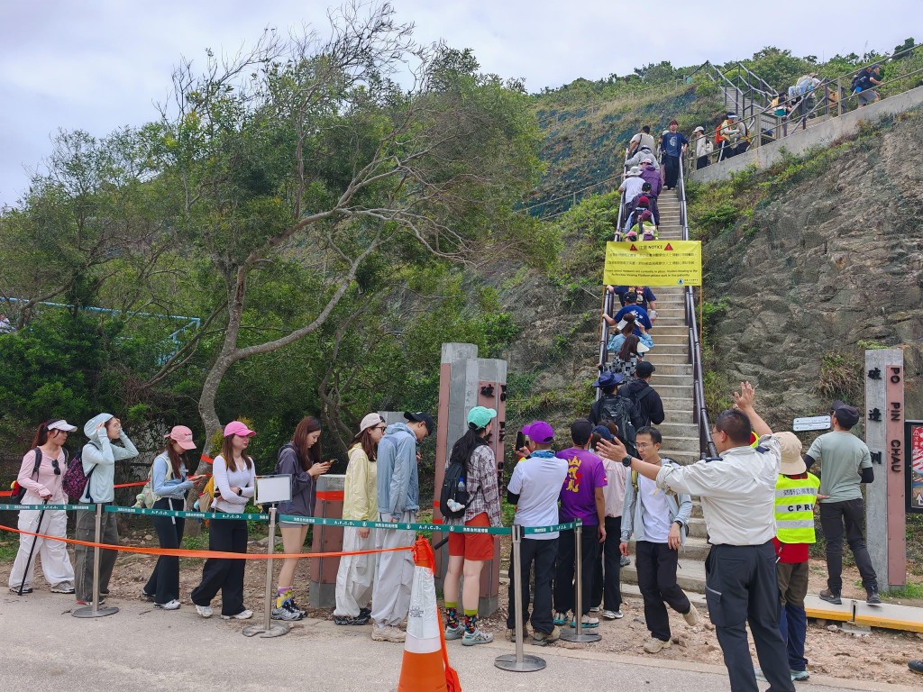 西貢萬宜水庫東壩破邊洲近年是打卡熱點,旅客大排長龍登上觀景台。資料圖片 西貢萬宜水庫東壩破邊洲近年是打卡熱點,旅客大排長龍登上觀景台。資料圖片