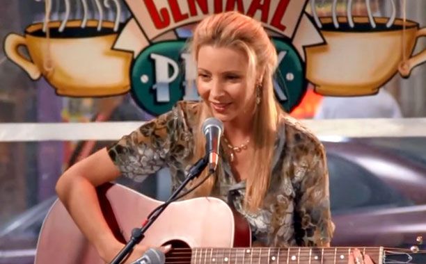 Lisa Kudrow在Friends飾演Phoebe Buffay。(圖片來源:Friedns劇照) Lisa Kudrow在Friends飾演Phoebe Buffay。(圖片來源:Friedns劇照)