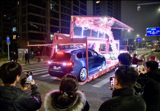 朱女士在景區隨手拍攝的短片，意外讓她贏得價值30萬人民幣的汽車。抖音