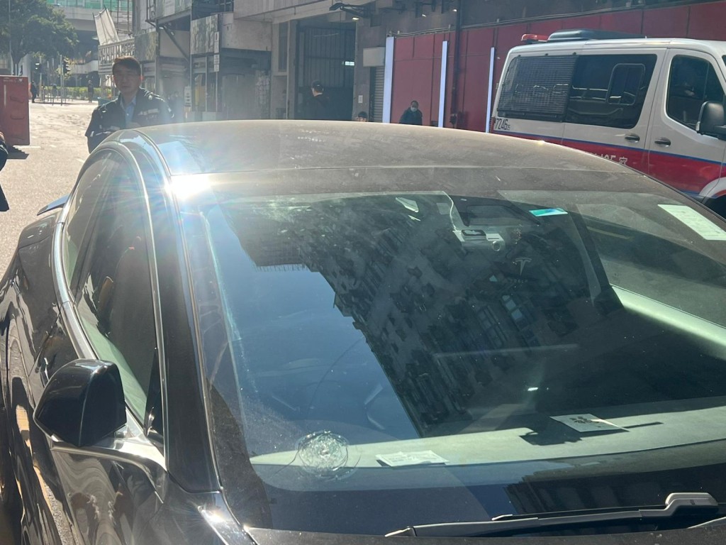 私家車擋風玻璃爆裂。讀者提供