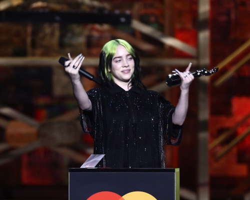 Billie Eilish在Brit Awards獲頒最佳國際女歌手，她提到有感自己被很多人憎恨，而一度哽咽。