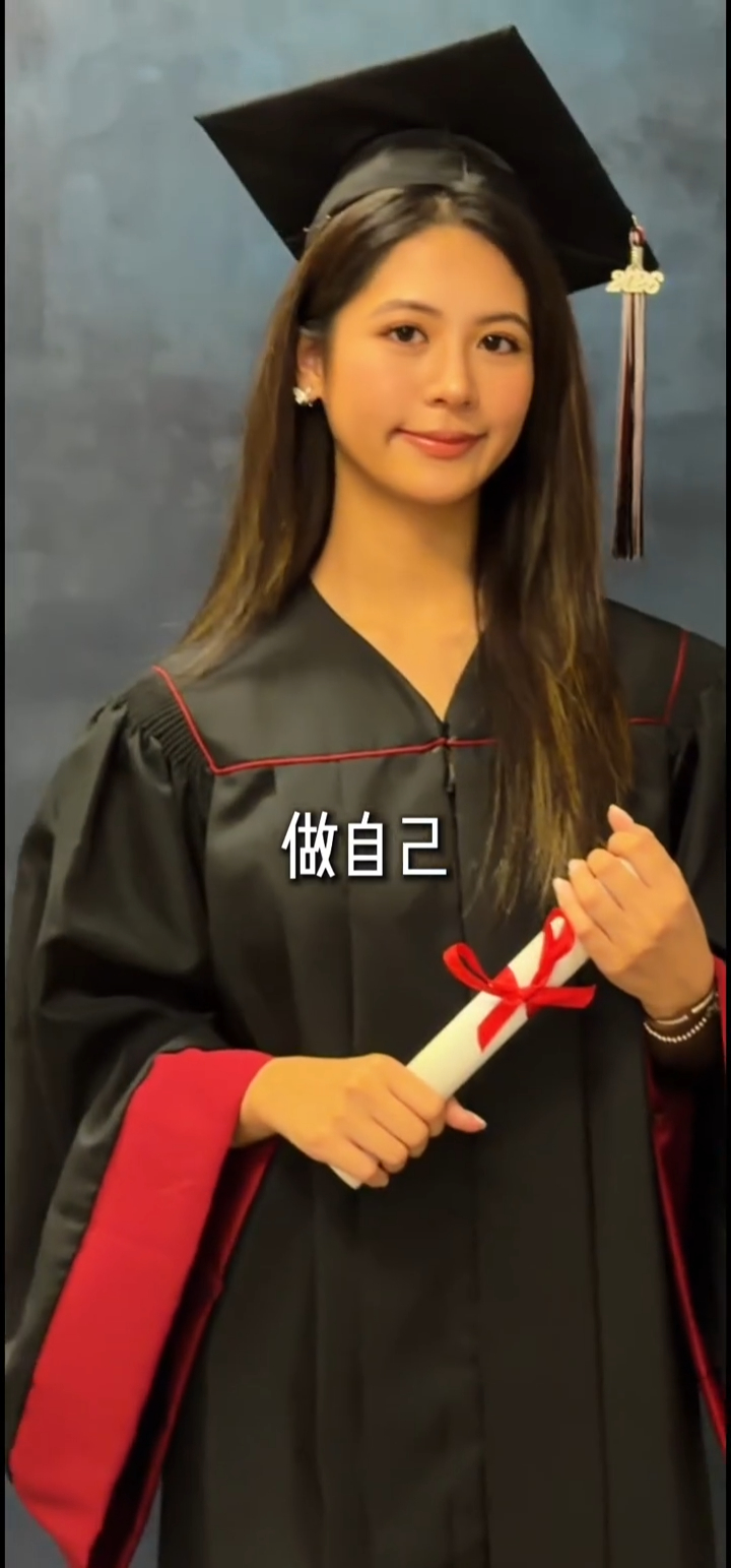 劉蒔穿上畢業袍、戴上四方帽拍攝畢業照，甜美又具知性美。