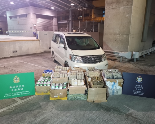 海關檢獲一批懷疑走私貨物,包括電腦硬碟、燕窩和琥珀原石。 海關提供