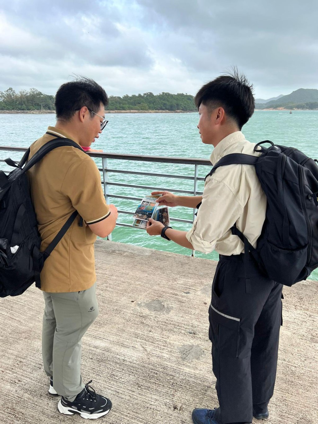各部門在西貢碼頭及橋咀洲派發單張。環境及生態局FB