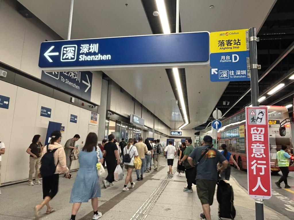 皇崗口岸24小時通關。 皇崗口岸24小時通關。