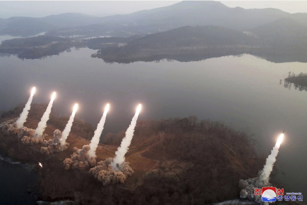 北韩朝中社发布的照片显示，至少有6枚导弹同时发射。AP/朝中社