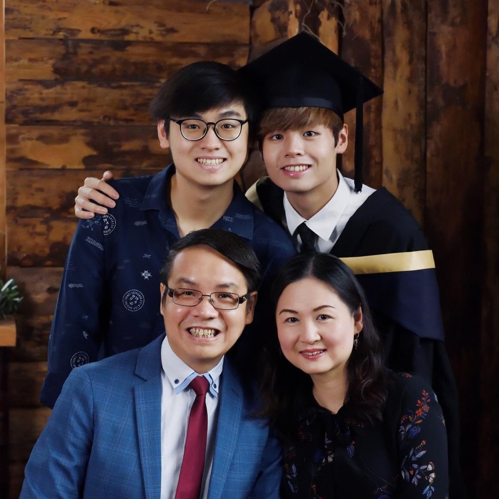 冼靖峰為一名高材生，2020年於香港大學取得工商管理學學士（會計及財務）學位畢業。