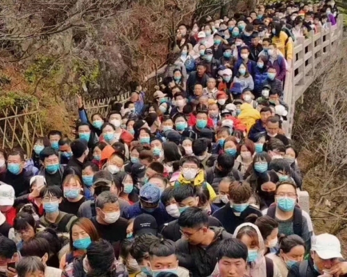黃山風景區早前迫滿遊客。網圖