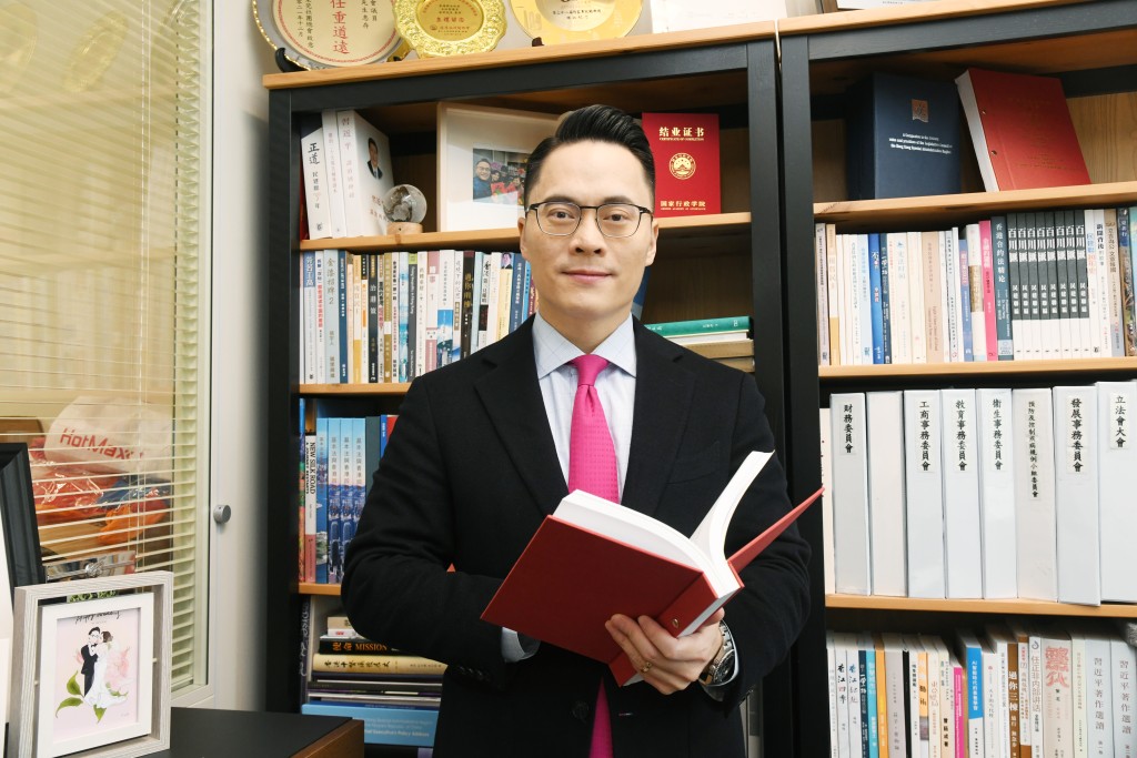 梁熙認為本港可參考外國做法,加快遣返一些聲請不獲確立的非法入境人士。資料圖片 梁熙認為本港可參考外國做法,加快遣返一些聲請不獲確立的非法入境人士。資料圖片