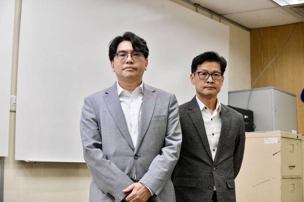 左起:水務署署長黃恩諾、房屋署副署長(屋邨管理)楊耀輝。 左起:水務署署長黃恩諾、房屋署副署長(屋邨管理)楊耀輝。