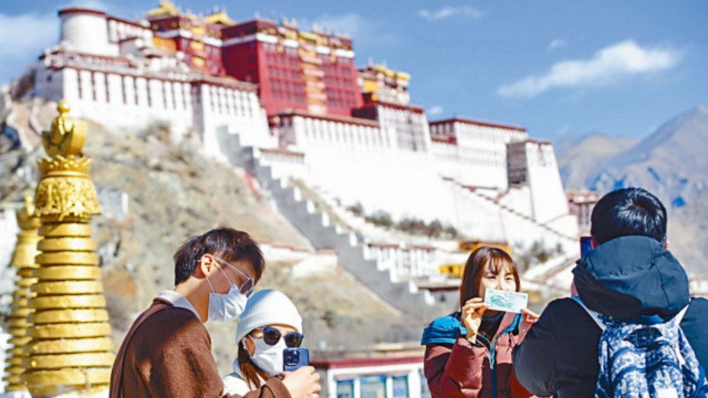 游客在西藏拉萨布达拉宫前合影。
