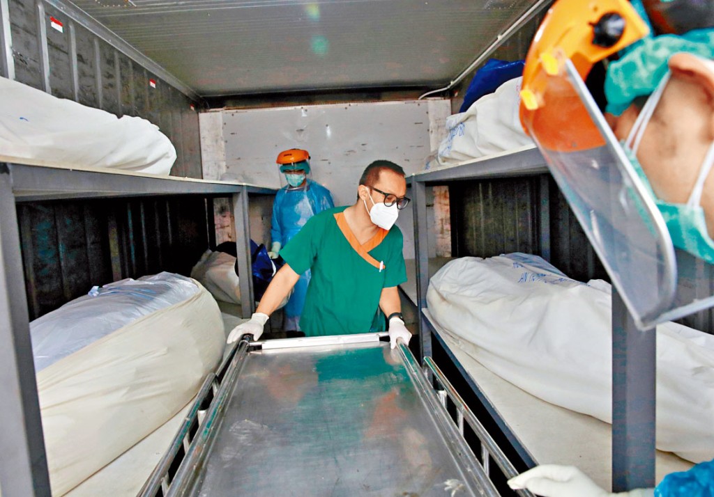 ■巴吞他尼府的衞生人員把屍體存放在冷凍的貨櫃中。