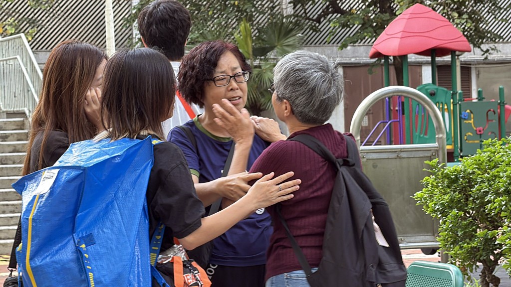 有居民遇見鄰居喜極而泣。梁國峰攝 有居民遇見鄰居喜極而泣。梁國峰攝
