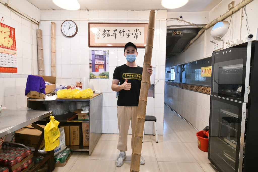 常平竹昇麵的店員展示用作壓麵的竹竿。 盧江球攝 常平竹昇麵的店員展示用作壓麵的竹竿。 盧江球攝