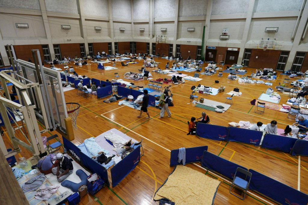 日本熊本縣勝代市，地震發生後，人們在體育館內避難。路透社
