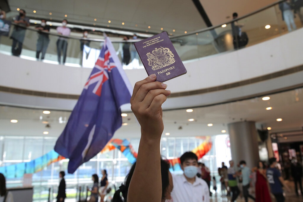 香港有示威者手持英國國民海外護照。AP資料圖片