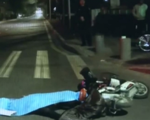 一名老師被泥頭車輾壓，當場死亡。 網上圖片