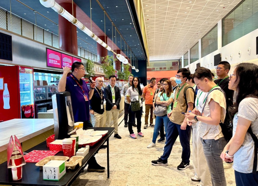 「環保建築大獎 2025」評審團、香港綠色建築議會及環保建築專業議會成員到訪啟德體育園，讚揚園方在大型活動營運中採取全方位的低碳策略及能源管理措施，展現具前瞻性的可持續發展營運模式。啟德體育園