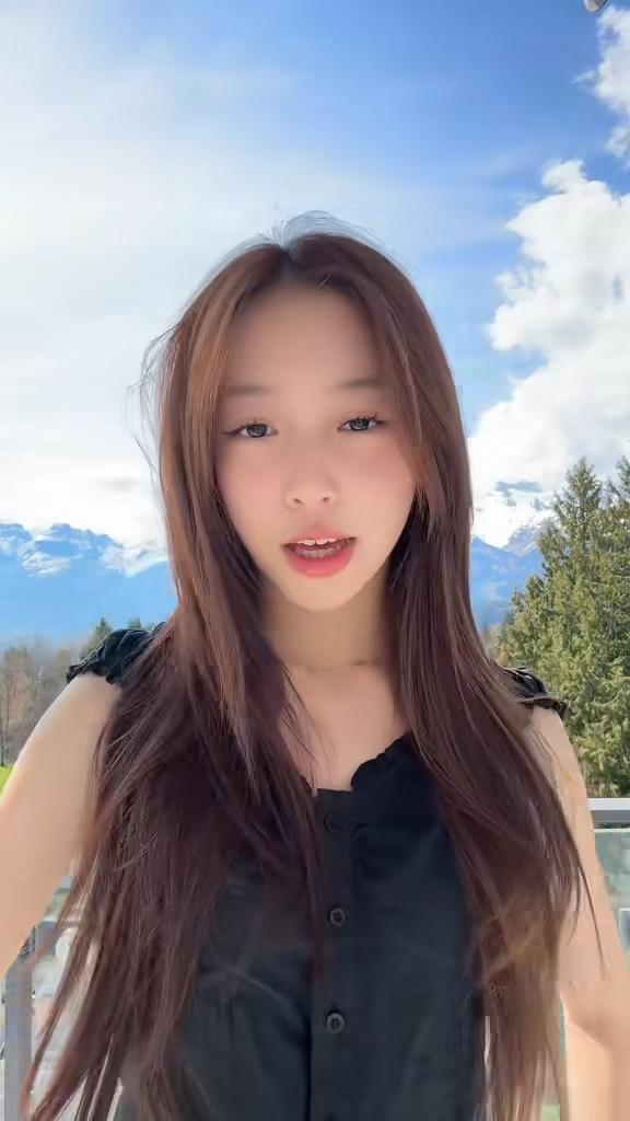 不時在露台拍片。