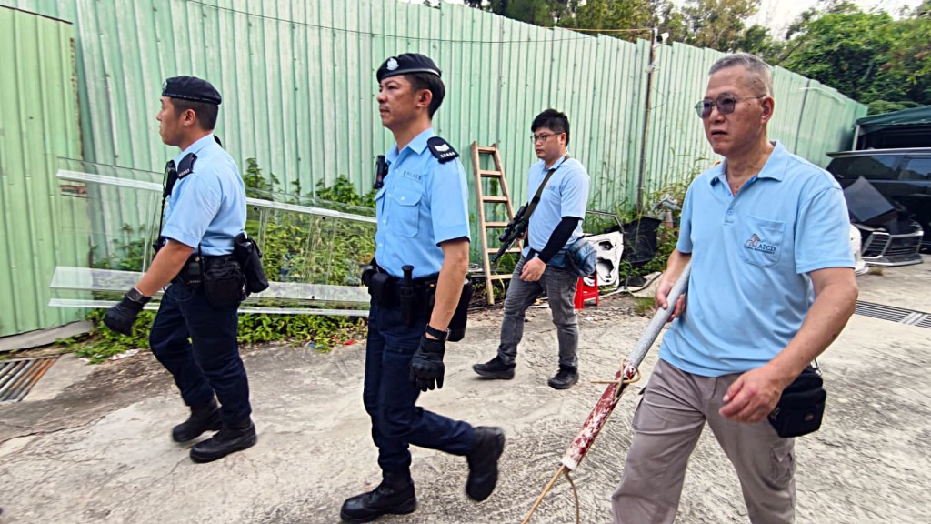 當局到村內巡邏。黃文威攝 當局到村內巡邏。黃文威攝
