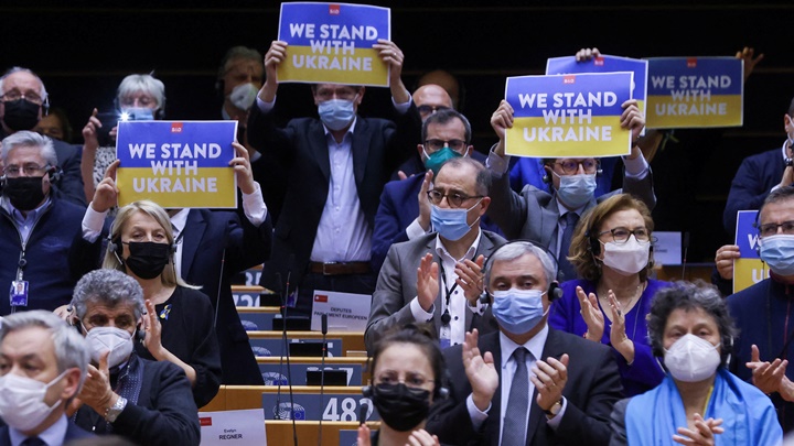 多名議員舉起聲援烏克蘭標語。路透社圖片
